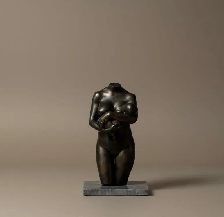 Ouder en kind beeldje, mama houdt baby in de hand, Arte-Lumina wax afwerking
